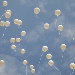 witte ballonnen oplaten